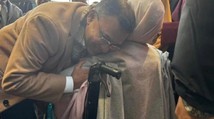 লন্ডন থেকে দেশে ফেরার সময় মা খালেদা জিয়াকে জড়িয়ে ধরেন তারেক রহমান